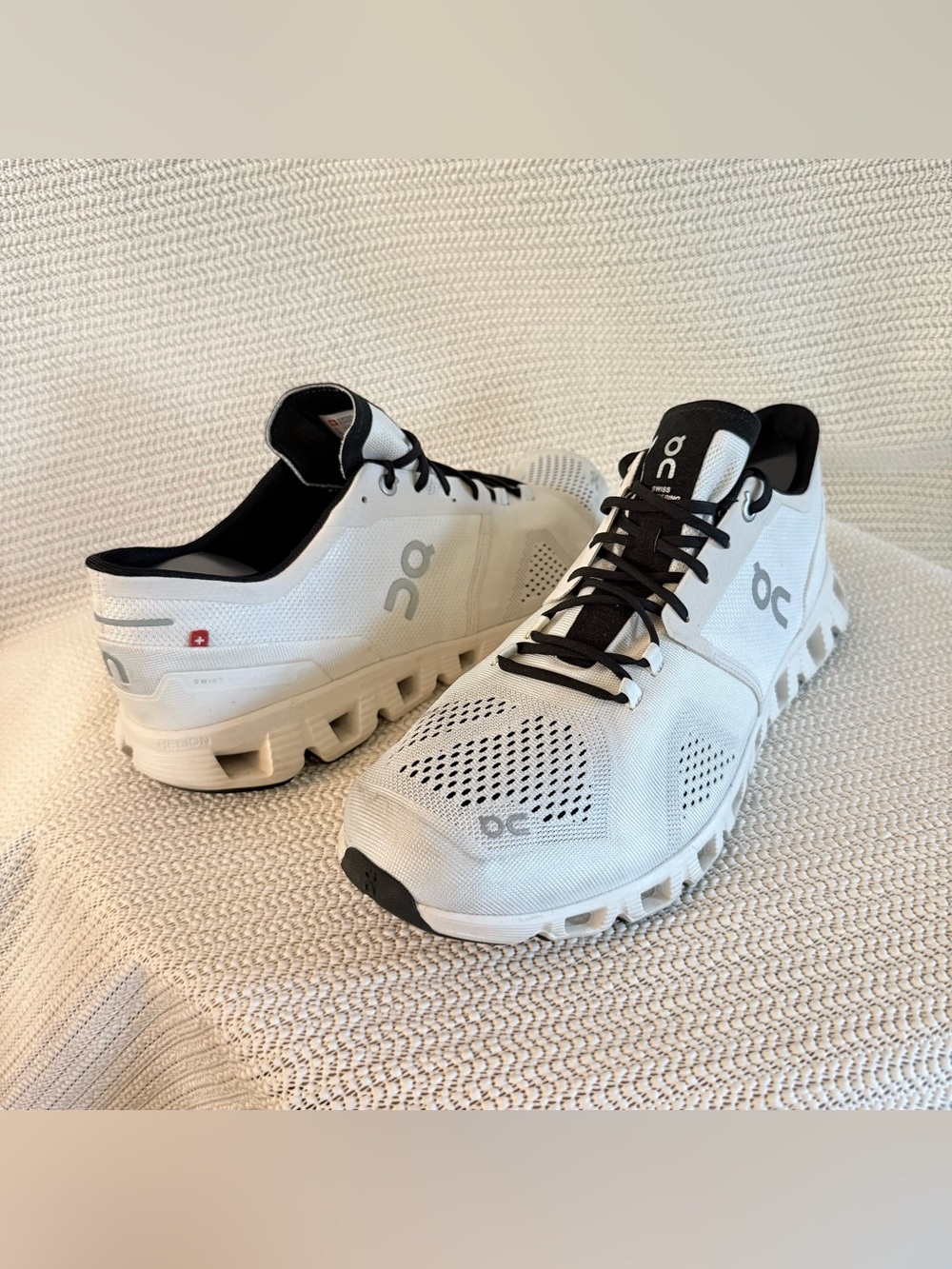 On Running Cloud Men’s Trainers in White with Black Accents